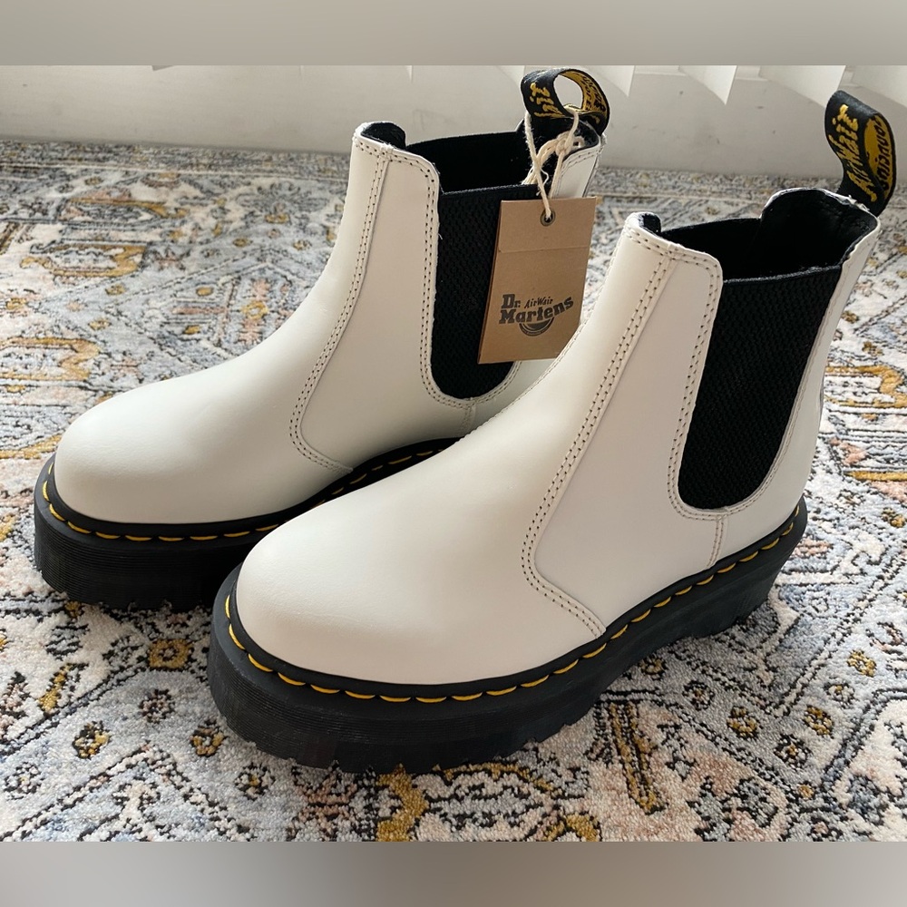 Dr. Martens Unisex 2976 Chelsea Boot - Picture 2 of 11